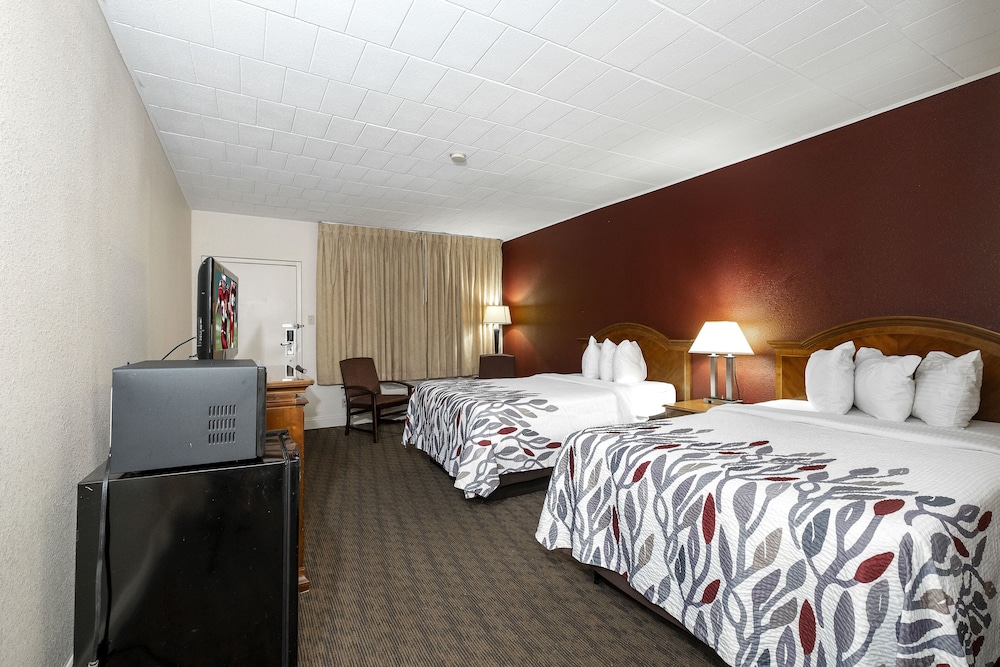 Red Roof Inn & Suites Hazleton