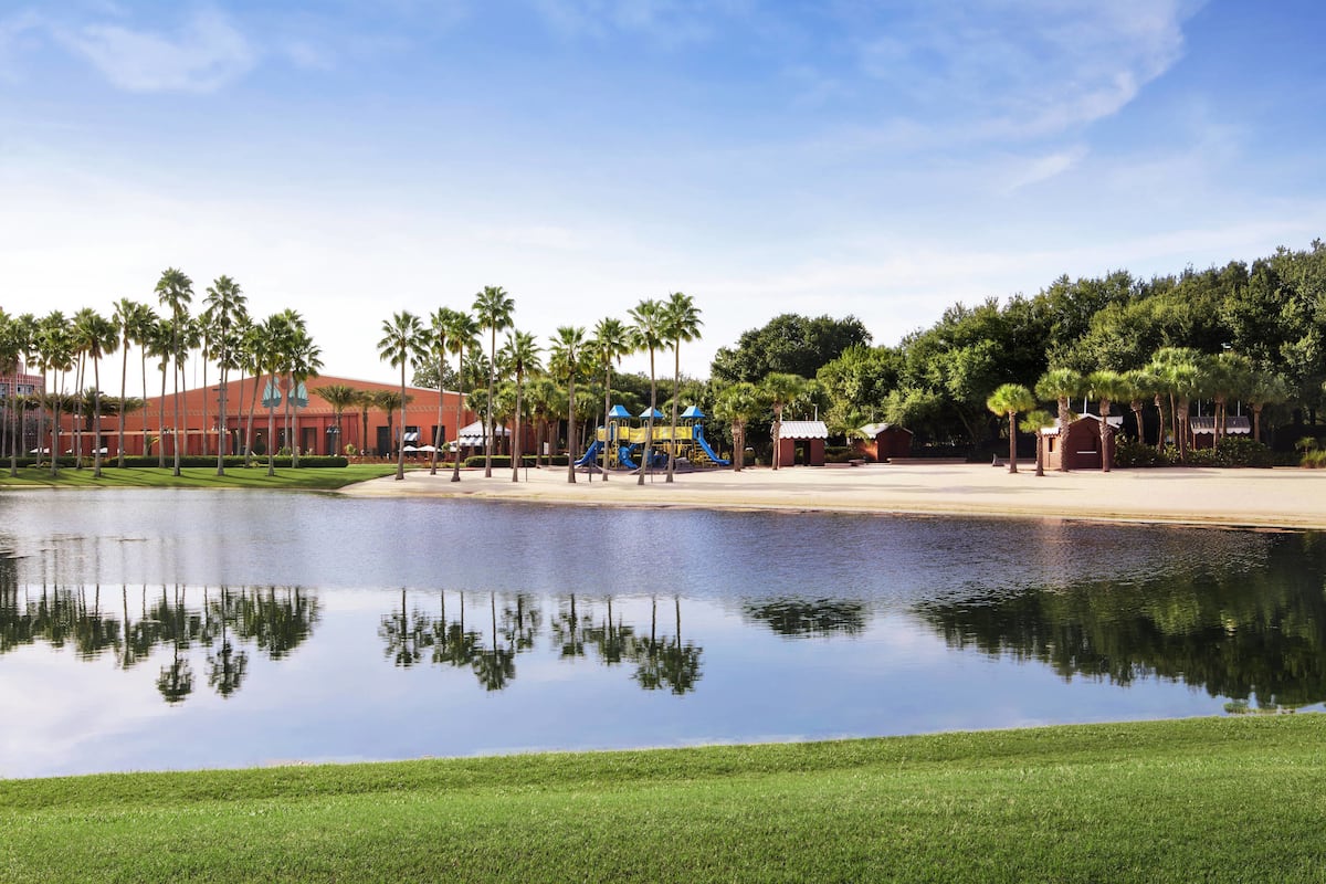 Na praia, areia branca, prática de vôlei de praia, bar na praia
