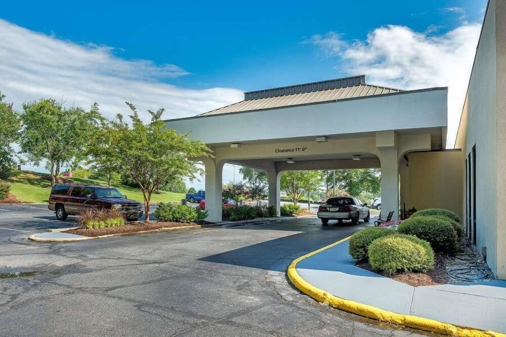 Baymont By Wyndham Columbus Ga In Columbus Hotel Rates Reviews