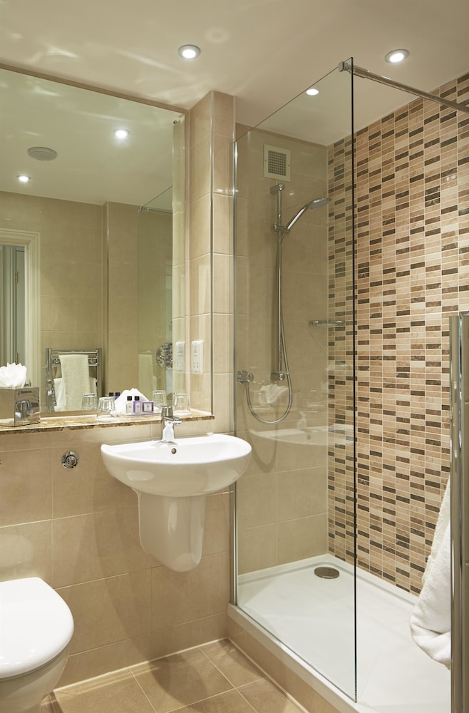 Bathroom, Macdonald Frimley Hall Hotel and Spa