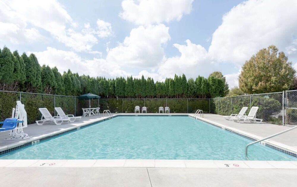 Outdoor pool, Best Western Carlisle South