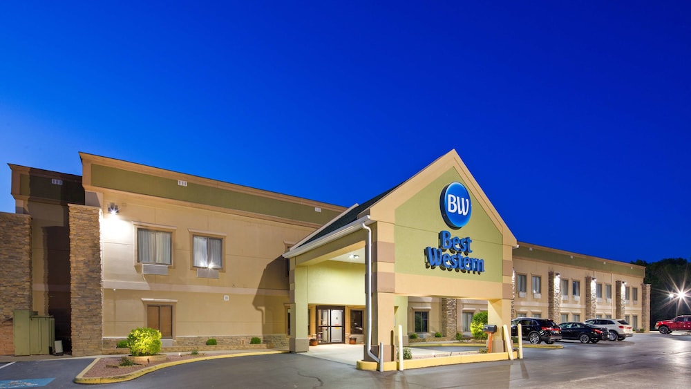 Front of property - evening/night, Best Western Crossroads Inn