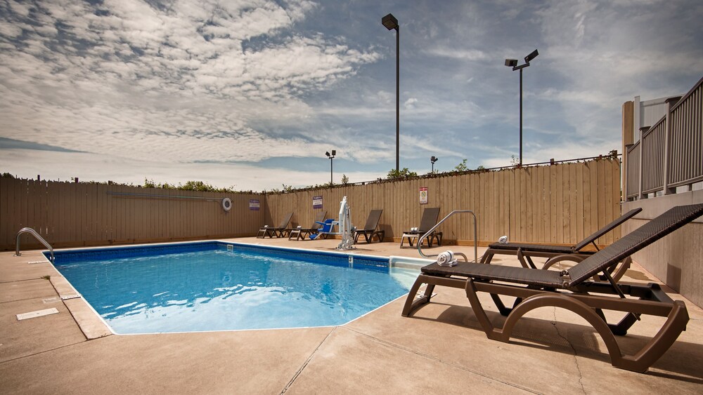 Outdoor pool, Best Western Crossroads Inn