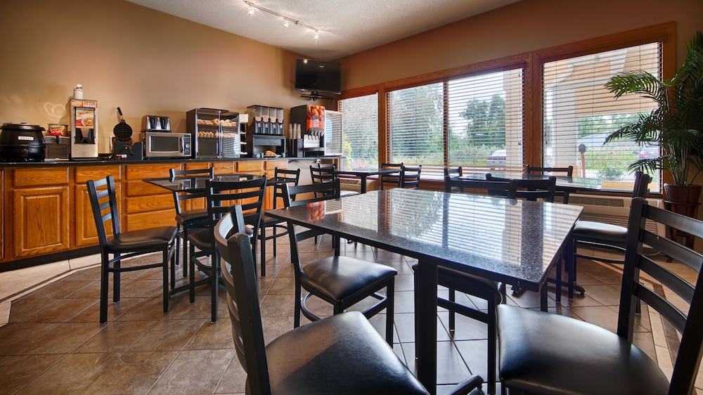 Breakfast area, Best Western Crossroads Inn