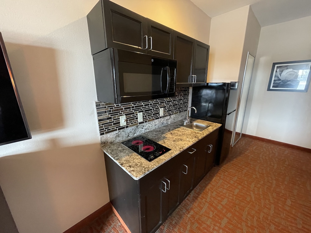 Private kitchen, Super 6 Inn & Suites Gonzales