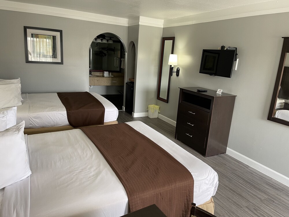 Room, Super 6 Inn & Suites Gonzales