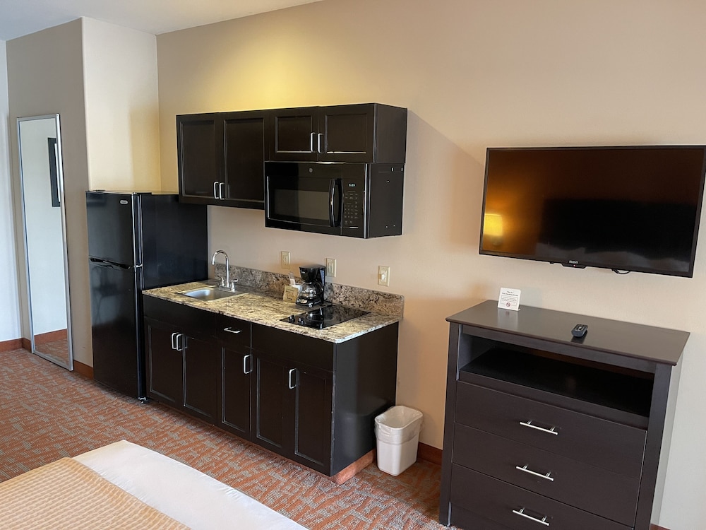 Private kitchen, Super 6 Inn & Suites Gonzales