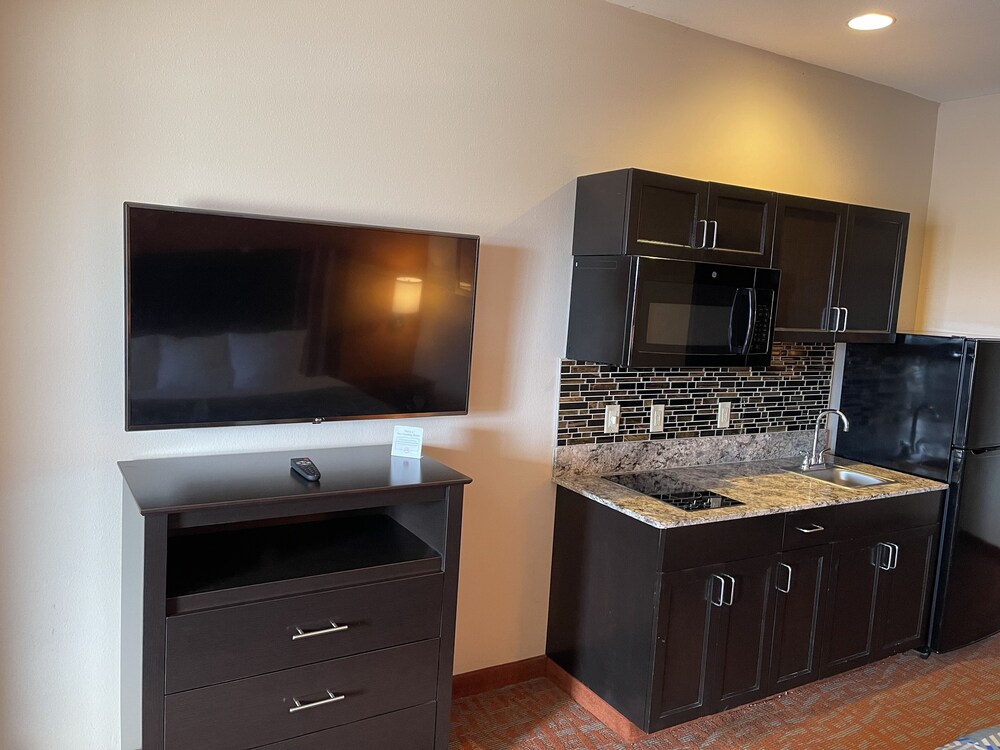 Private kitchen, Super 6 Inn & Suites Gonzales