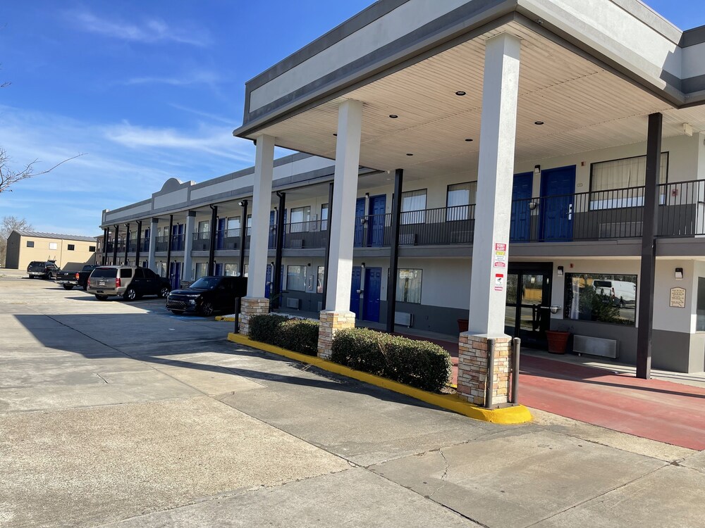 Exterior, Super 6 Inn & Suites Gonzales