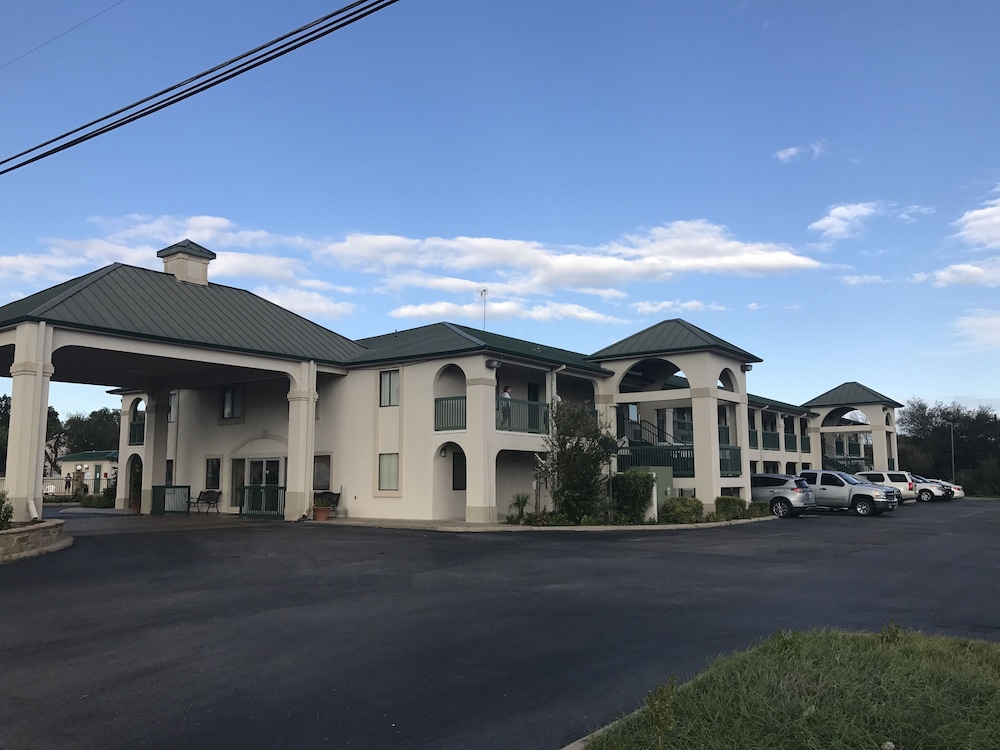 Best Rest Inn Three Rivers Tx 900 Harborth 78071 Hotel 1 Of 7