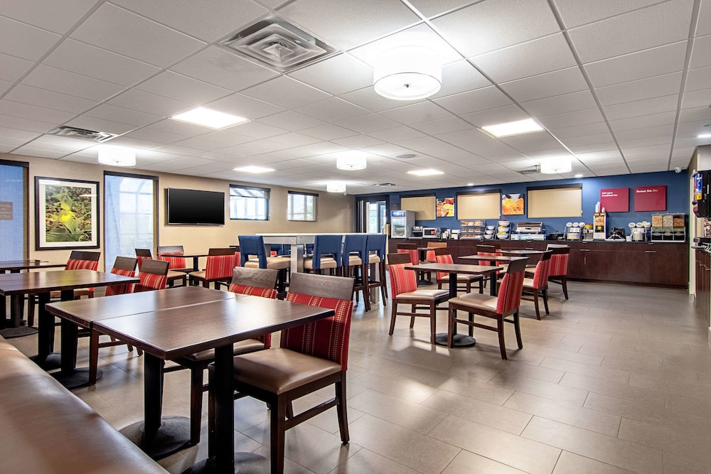 Breakfast area, Comfort Suites Airport