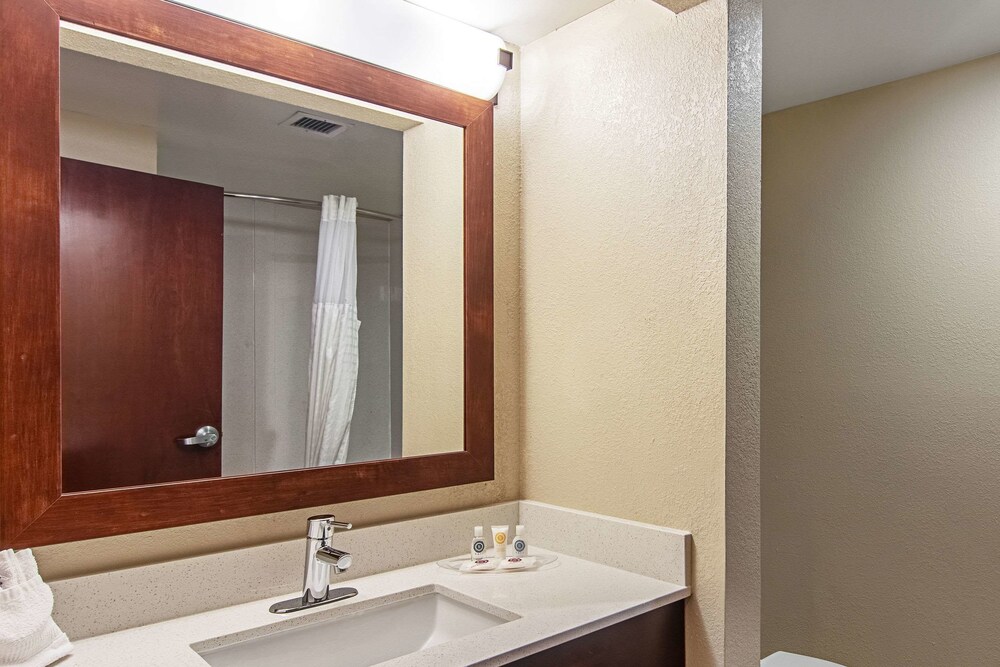 Bathroom, Comfort Suites Airport