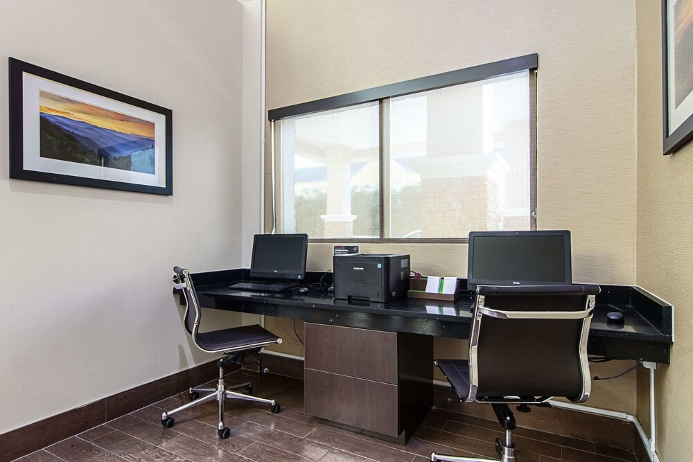 Business center, Comfort Suites Airport