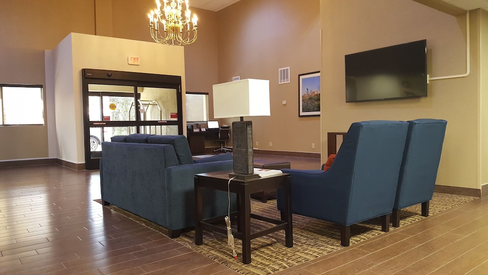 Lobby sitting area, Comfort Suites Airport