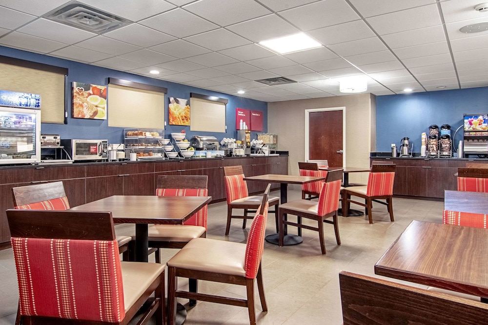 Breakfast area, Comfort Suites Airport