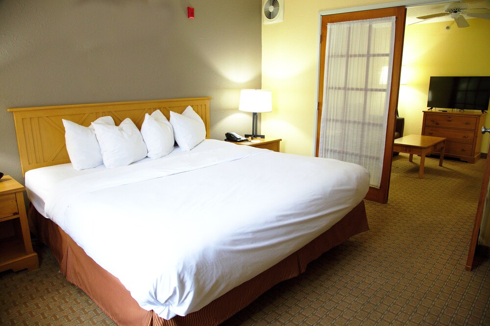 Room, Country Inn & Suites by Radisson, Bloomington-Normal West, IL