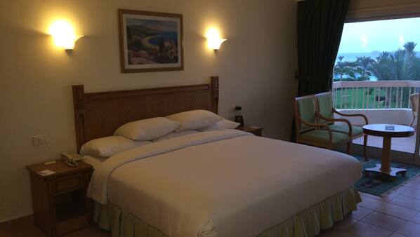 Een minibar, babybedden, extra bedden, wifi
