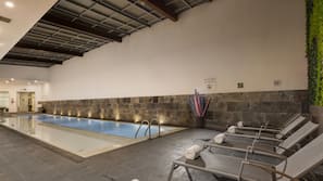 Una piscina cubierta