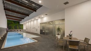Una piscina cubierta