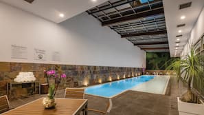Una piscina cubierta