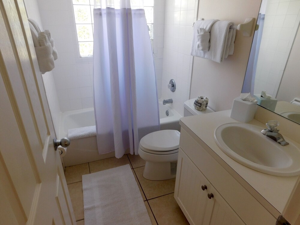 Bathroom shower, Pines & Palms Resort