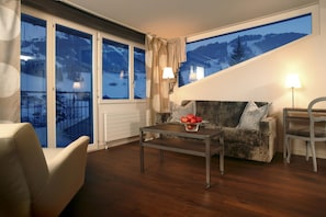 Deluxe Suite | In-room safe, free WiFi, bed sheets
