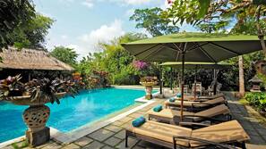 2 outdoor pools, free cabanas, pool umbrellas