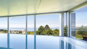 Innenpool, geöffnet von 06:30 Uhr bis 21:30 Uhr, Liegestühle