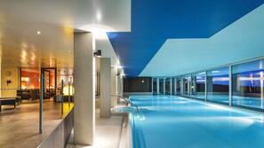 Innenpool, geöffnet von 06:30 Uhr bis 21:30 Uhr, Liegestühle