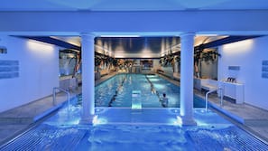 Innenpool, Sonnenschirme, Liegestühle
