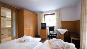Premium bedding, in-room safe, free WiFi