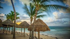 Am Strand, weißer Sandstrand, Cabañas (kostenlos), Sonnenschirme