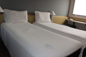Room, 1 Double Bed | Minibar, desk, soundproofing, free WiFi