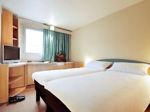 Standard Room, 2 Twin Beds | Minibar, desk, soundproofing, free WiFi