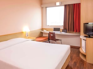 Standard Room, 1 Double Bed | Minibar, desk, soundproofing, free WiFi