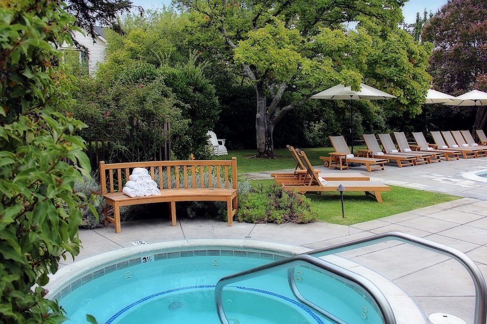 Outdoor spa tub, MacArthur Place