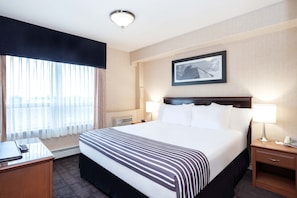Executive Suite, 1 King Bed | Desk, laptop workspace, blackout drapes, iron/ironing board