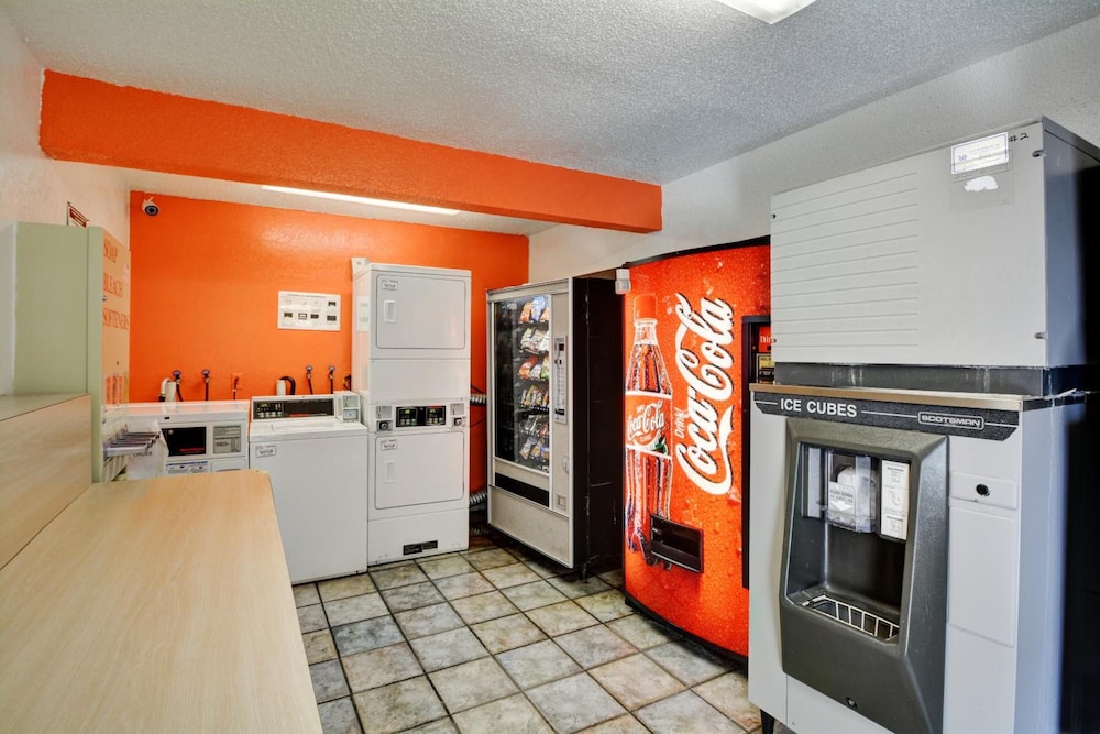 Vending machine, Motel 6 Southington, CT - Hartford