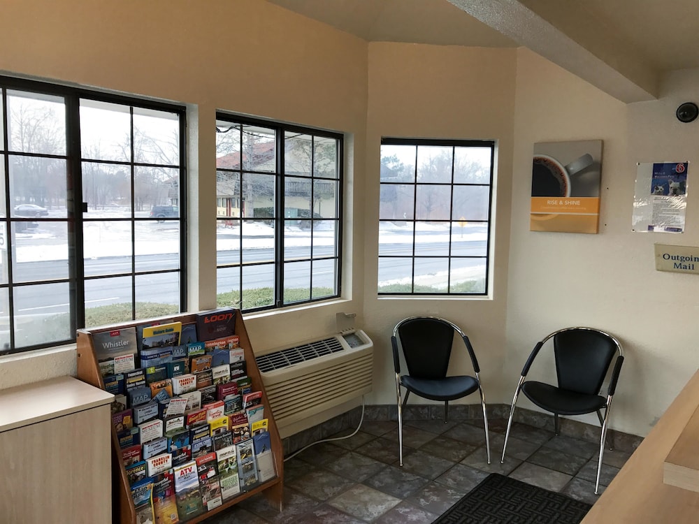 Lobby, Motel 6 Enfield, CT - Hartford