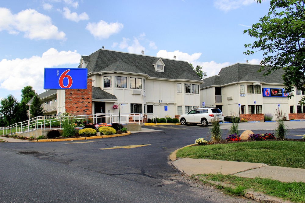 Porch, Motel 6 Enfield, CT - Hartford