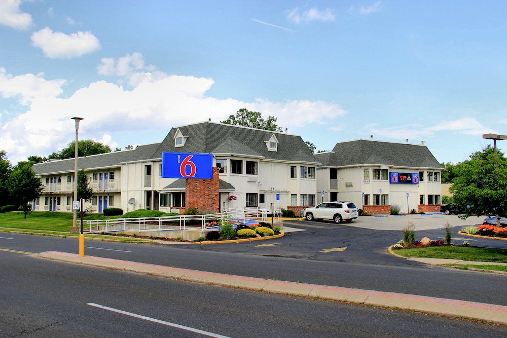 Porch, Motel 6 Enfield, CT - Hartford