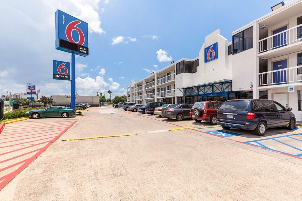 Exterior, Motel 6 Houston, TX - Medical Center/NRG Stadium