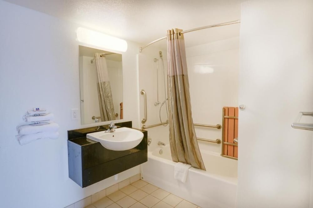 Bathroom, Motel 6 Houston, TX - Medical Center/NRG Stadium