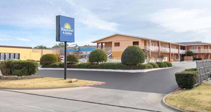 Days Inn & Suites by Wyndham Arlington Near Six Flags