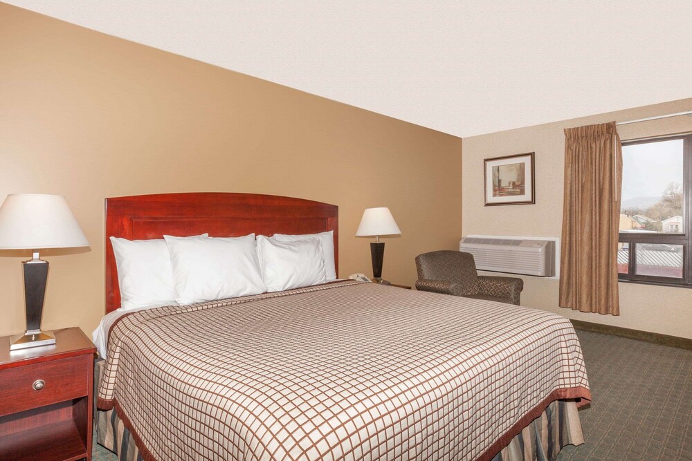 Room, Days Inn by Wyndham Utica