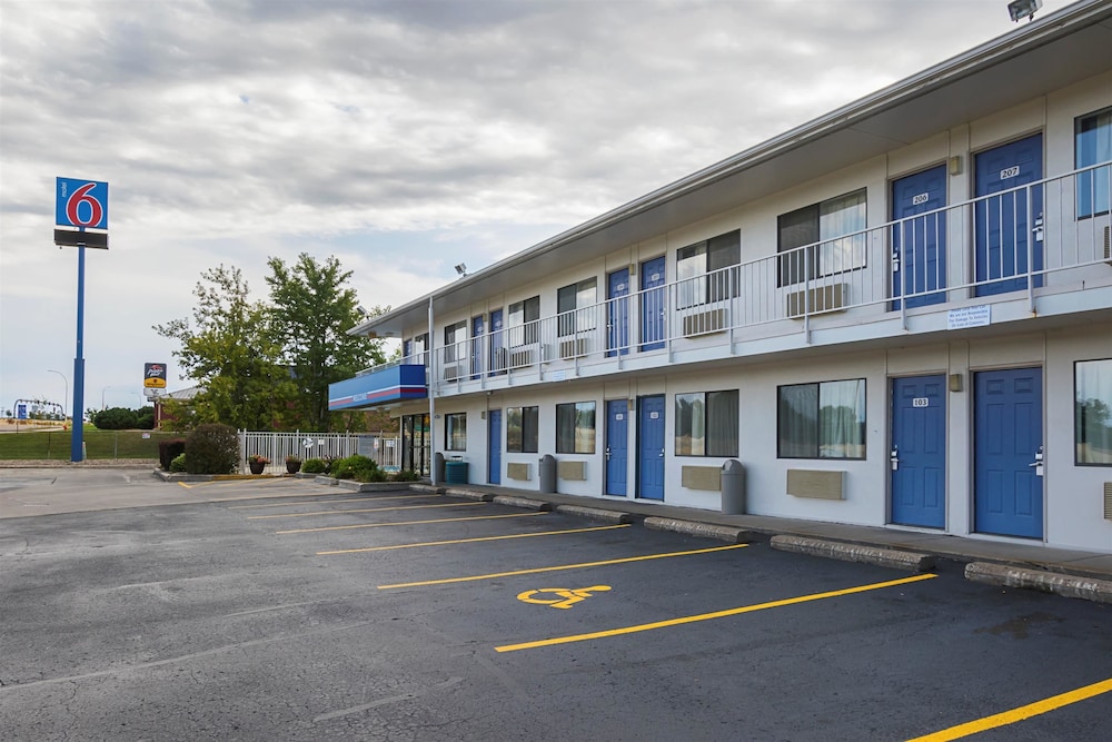 Motel 6 Rochester Mn In Rochester Hotel Rates Reviews On Orbitz