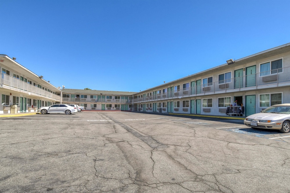 Motel 6 Fontana, CA, San Bernardino: $81 Room Prices & Reviews
