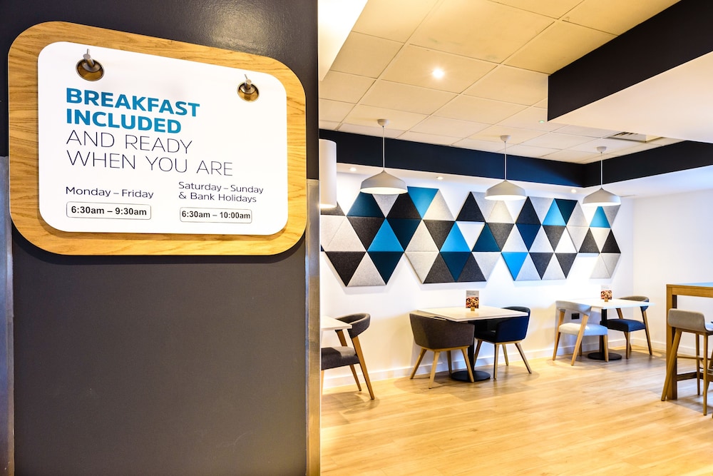 Breakfast area, Holiday Inn Express Portsmouth - Gunwharf Quays, an IHG Hotel