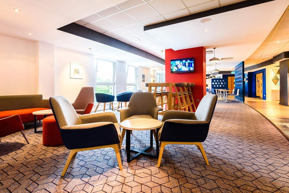 Bar (on property), Holiday Inn Express Portsmouth - Gunwharf Quays, an IHG Hotel