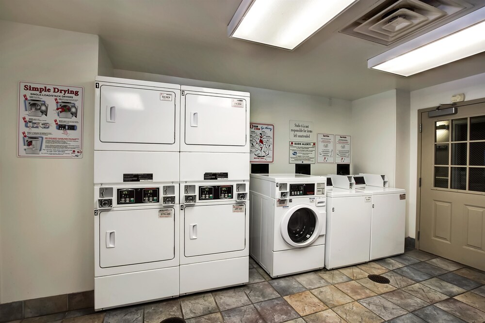 Laundry room, Studio 6 East Brunswick, NJ - NYC Area